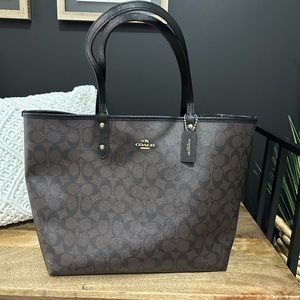 Coach City Tote in Signature Canvas